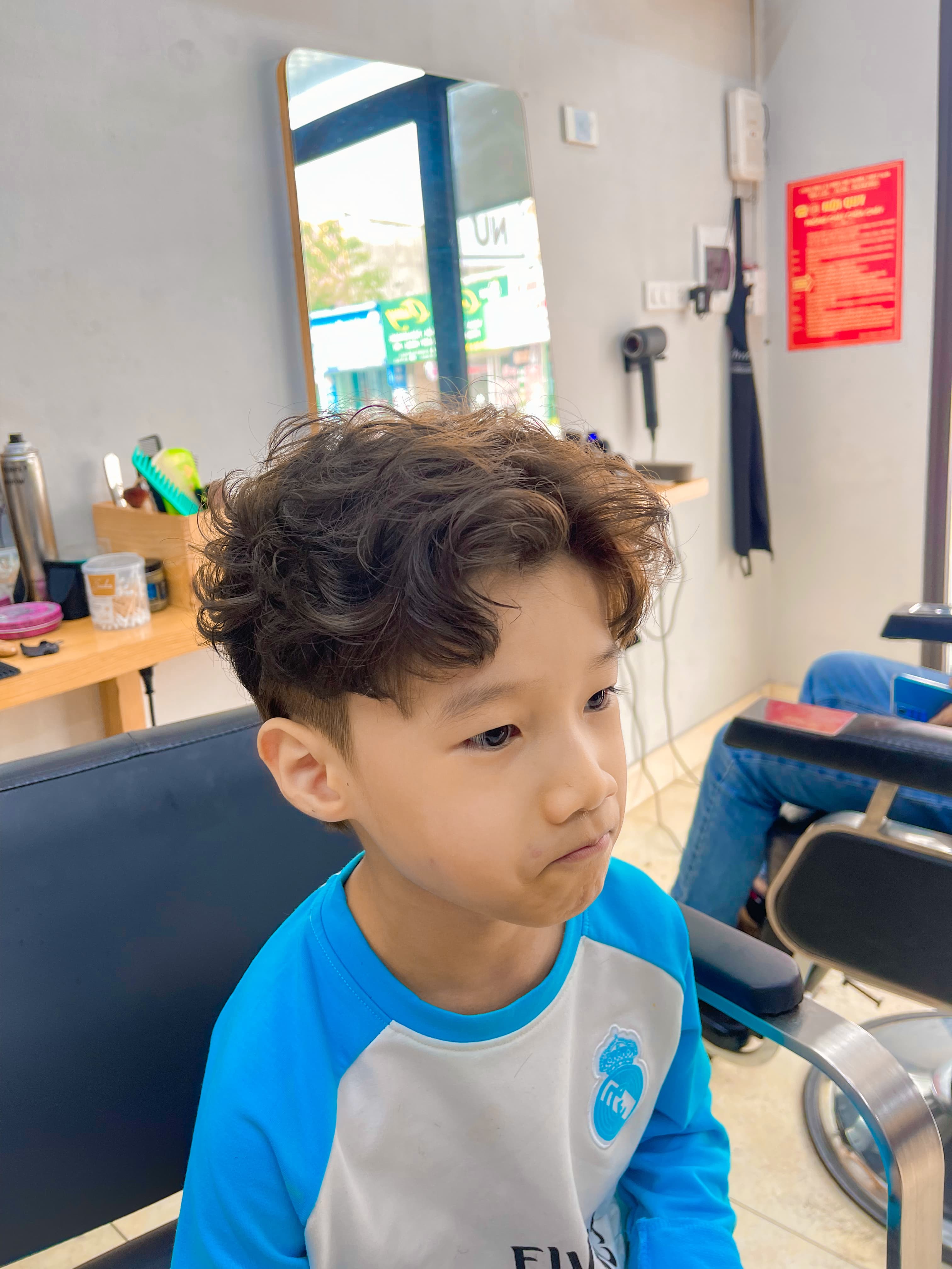 Cắt + uốn xoăn bé trai